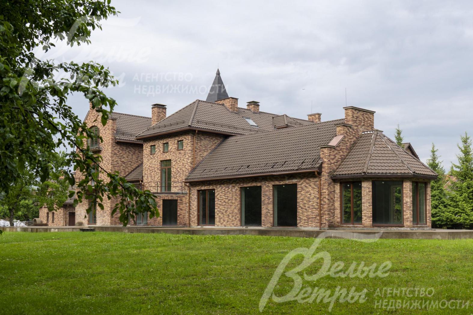 Вокруг дома подготовлено место для несколько объединённых террас общей площадью 328 кв.м