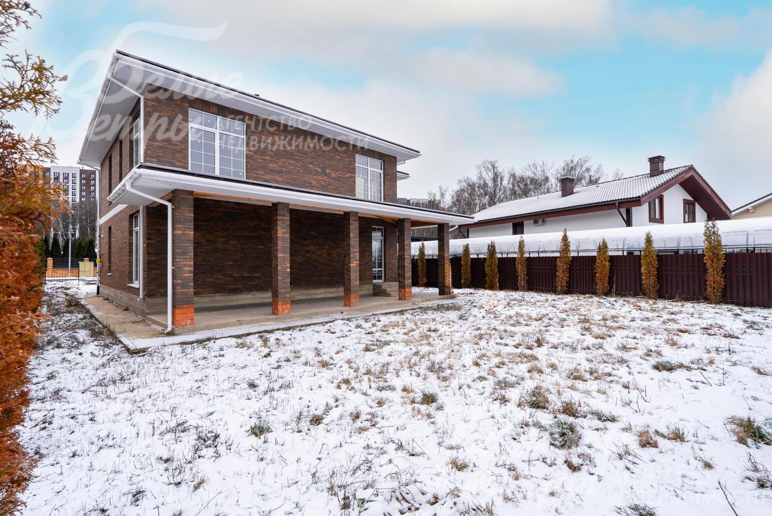 Архитектурную эстетику дома подчёркивает благородный облицовочный кирпич