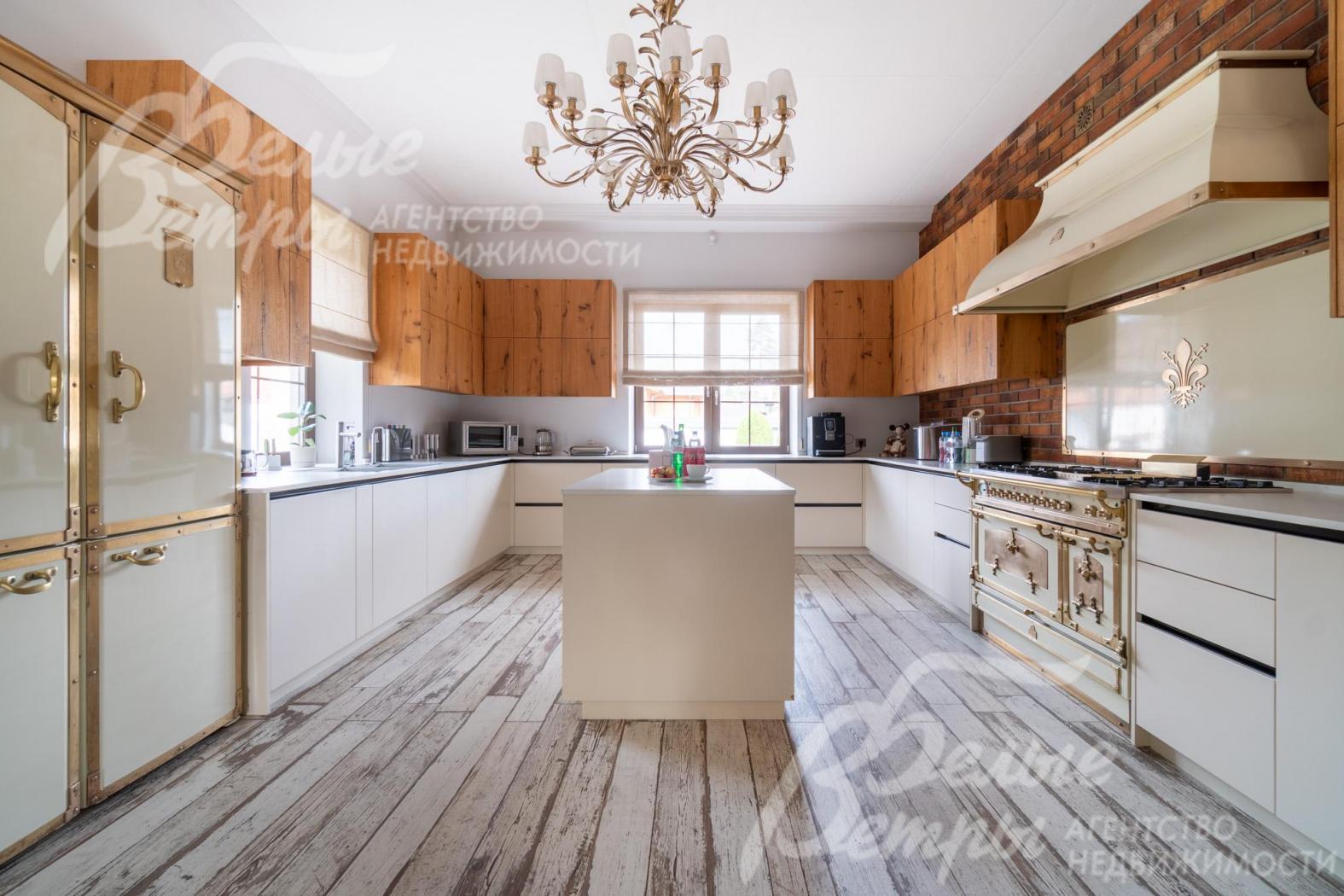 Просторная кухня - с островом, встроенной техникой в рестро-стиле, интерьер дополнен итальянской люстрой