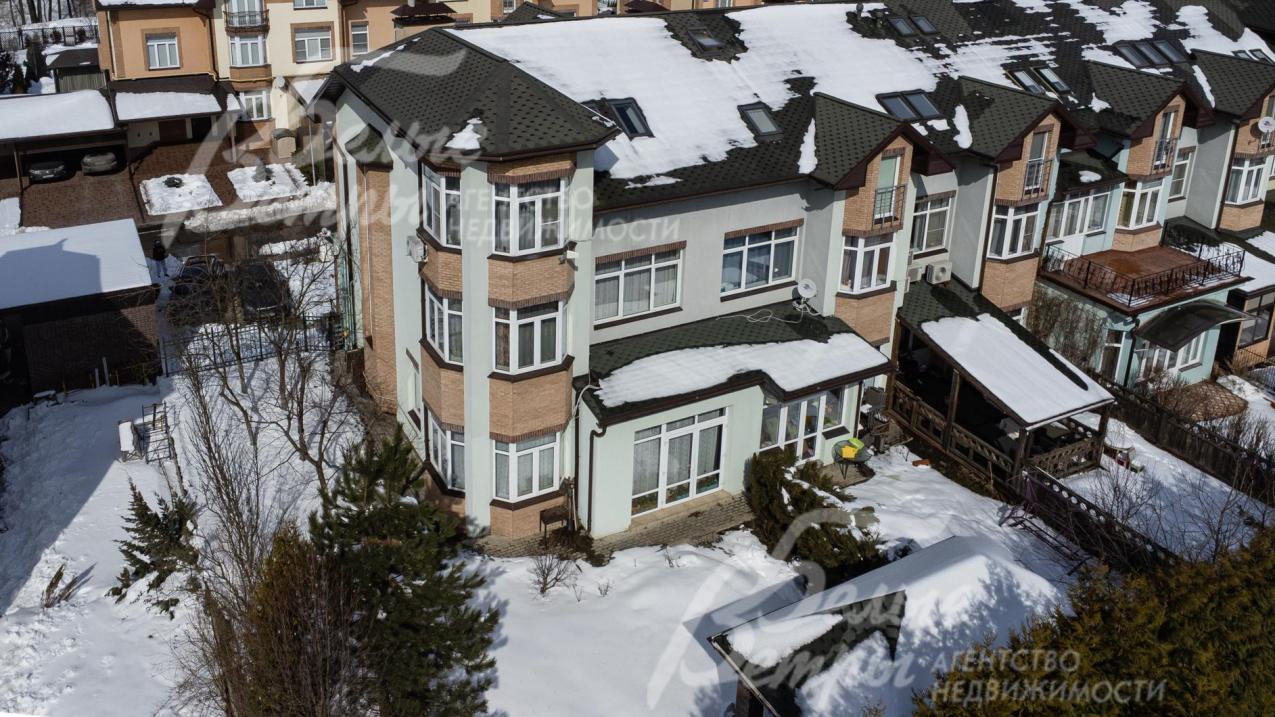 Меблированный таунхаус на участке площадью 4 сотки в строгоохраняемом коттеджном поселке Дубровка