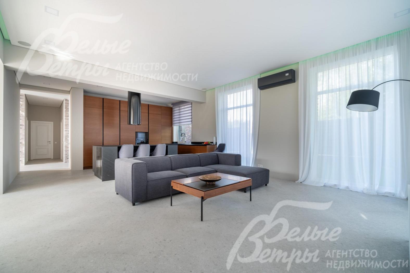 В гостиной установлена сплит-система кондиционирования, выполнена разводка домашнего кинотеатра и в потолок врезаны 5 колонок 