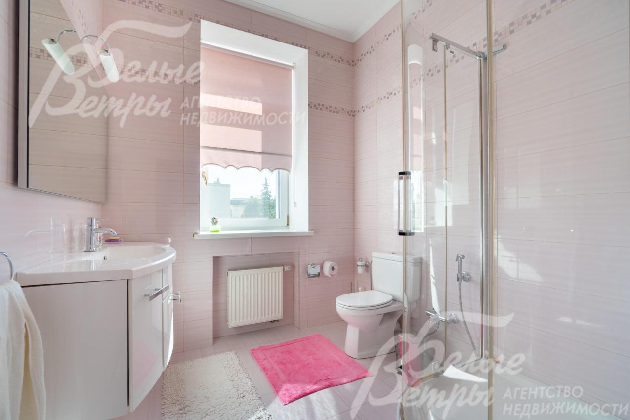 В санузлах установлены раковины, душевые кабины, ванная, унитазы, биде, гигиенические души