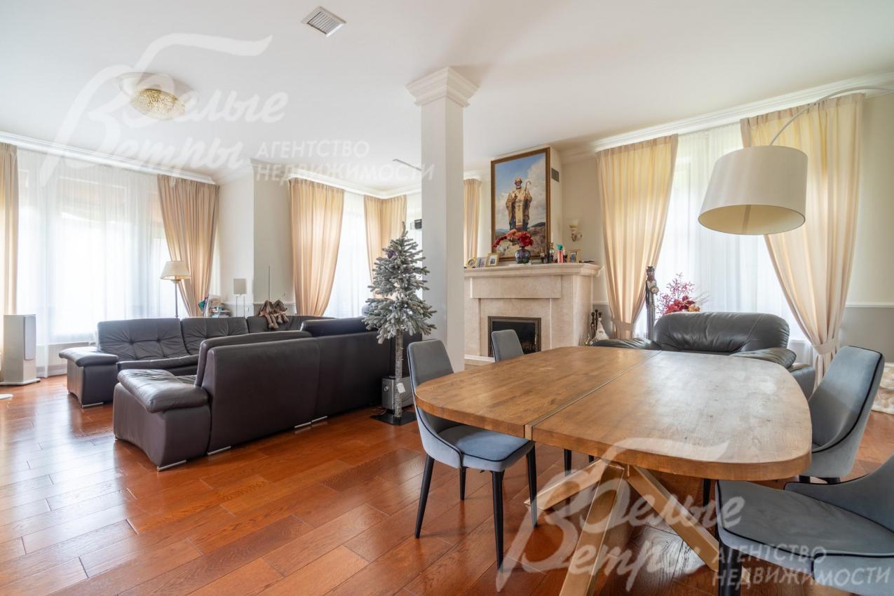 Дом полностью меблирован, в планировке - просторные комнаты с большими окнами