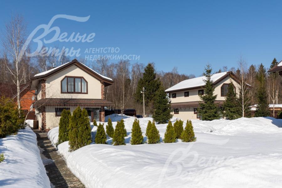 Третий дом на участке - отдельностоящий двухэтажный банный комплекс с квартирой для персонала 