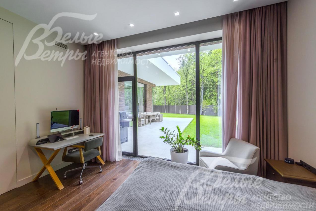 Каждая спальня имеет свой выход на участок.