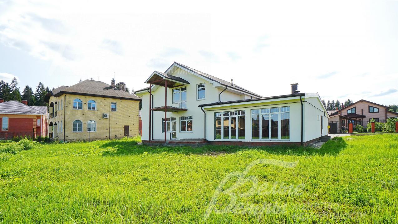 Дом под чистовую отделку с бассейном