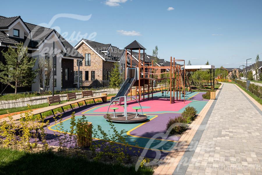 Тротуары выложены брусчаткой в п. Резиденция Булатово.