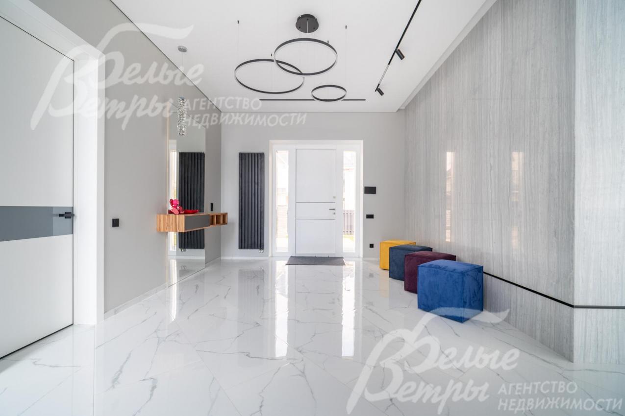 Просторный холл шириной 4 м, справа - стена из мраморного слэба (Monte Blanco, Италия)