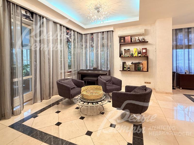 Дом полностью меблирован. На первом этаже - уютная светлая гостиная с выходом на террасу