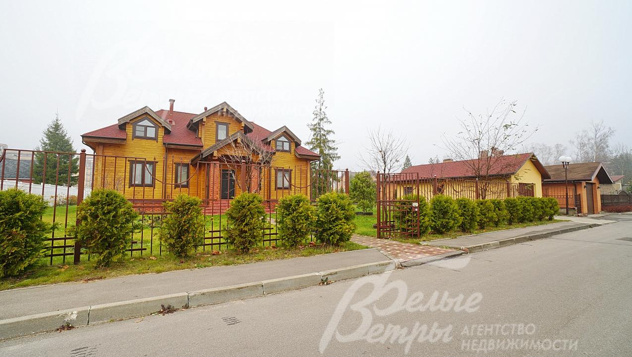 Кроме основного дома на участке есть отдельно стоящий гараж