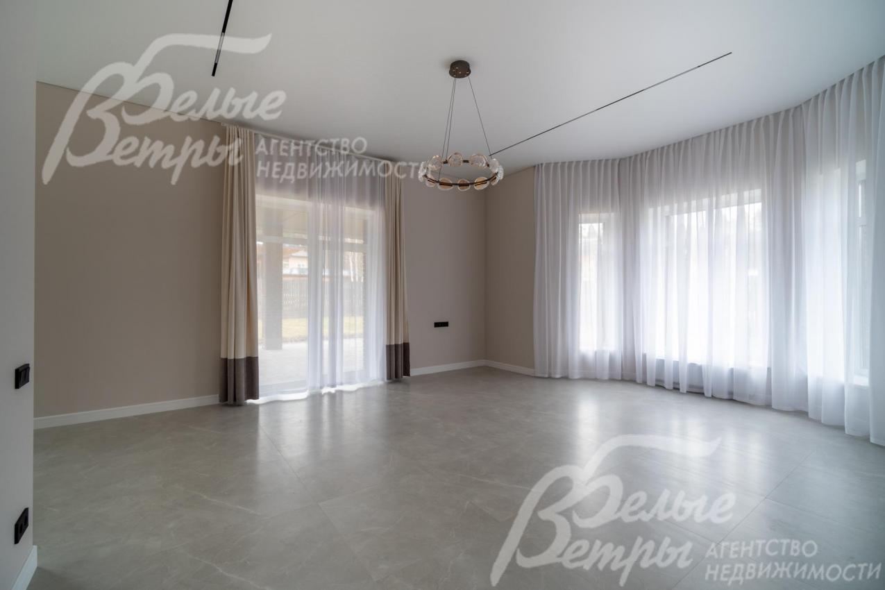 Просторная столовая-гостиная с выходом на крытую террасу