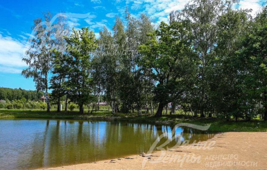 Озеро имеет свой песочный пляж.