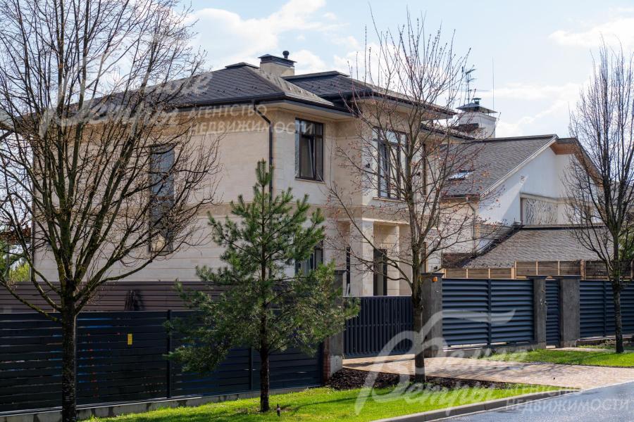 Въездная зона и парковка выложены бетонной брусчаткой толщиной 5,5 см