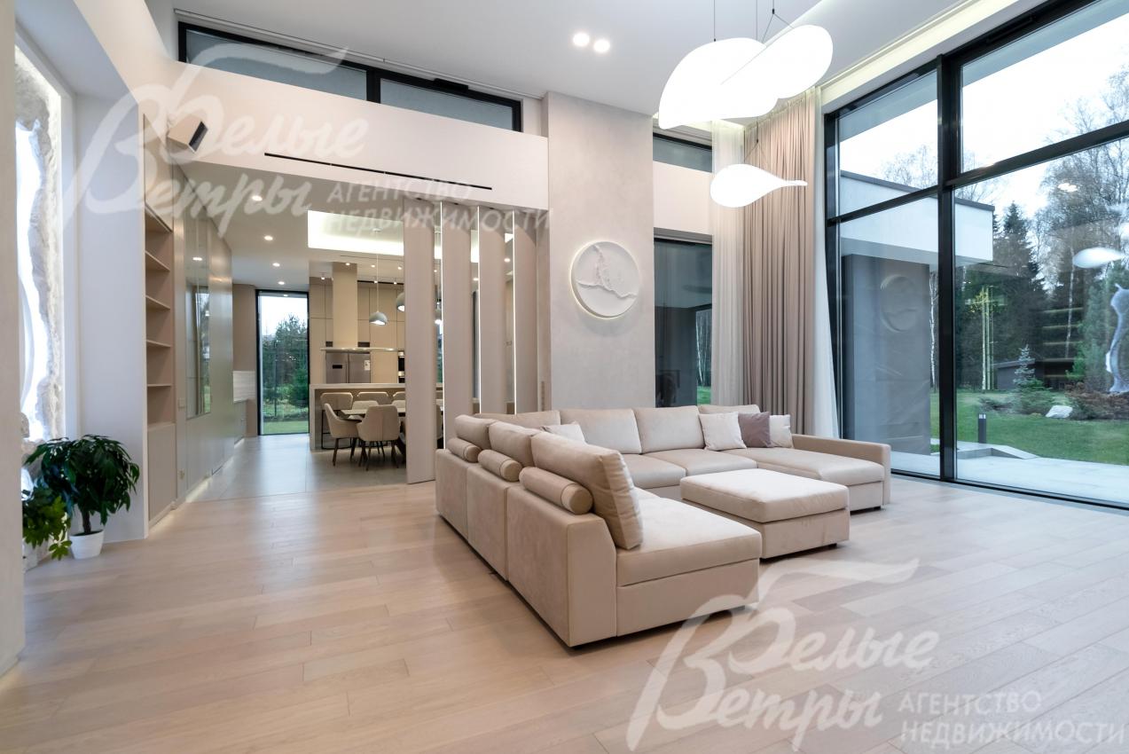 В доме - высокие потолки (3,4 м), в гостиной со вторым светом - 4,6 м, разноуровневая система освещения