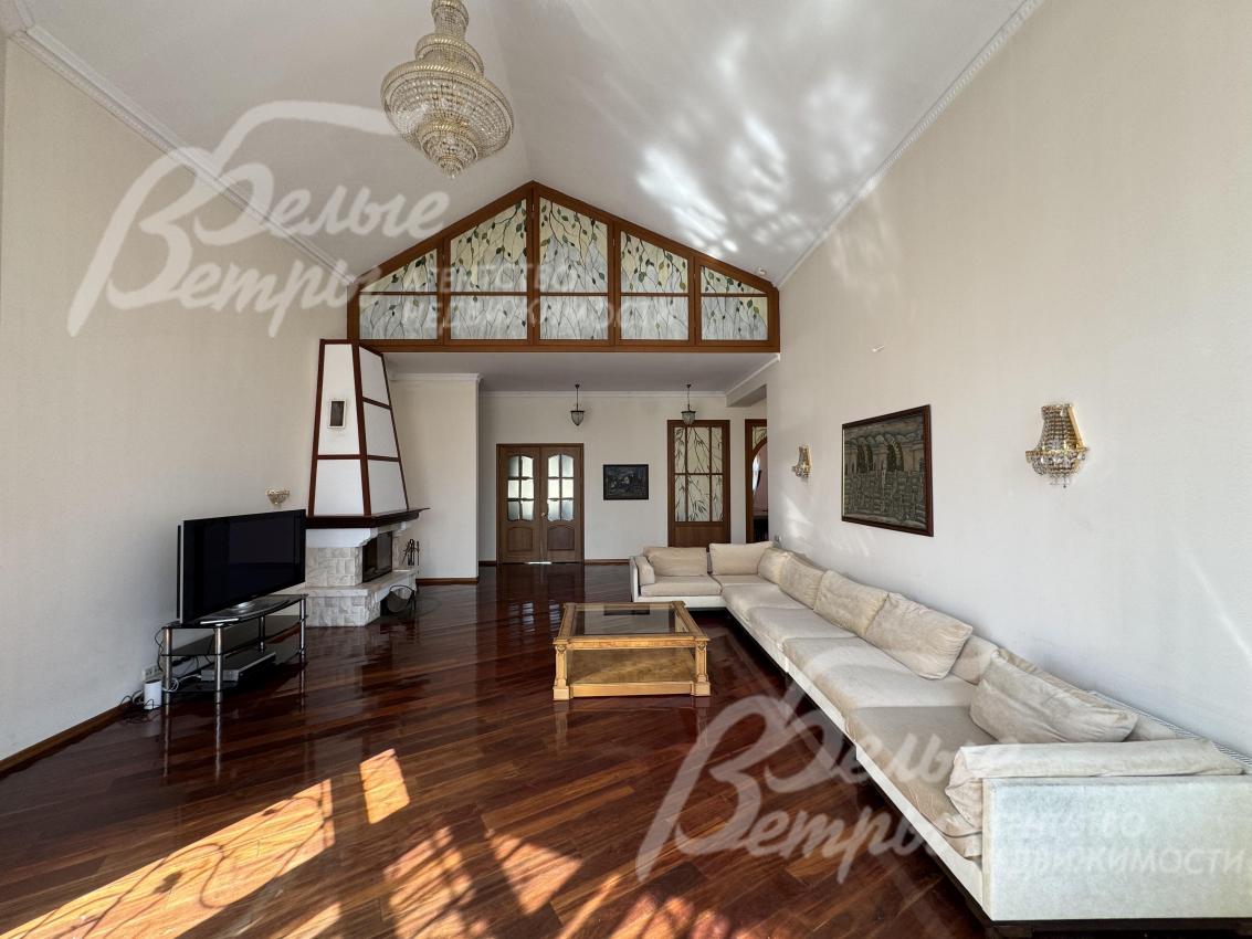 Просторная светлая гостиная с эффектом рефракции света через витраж