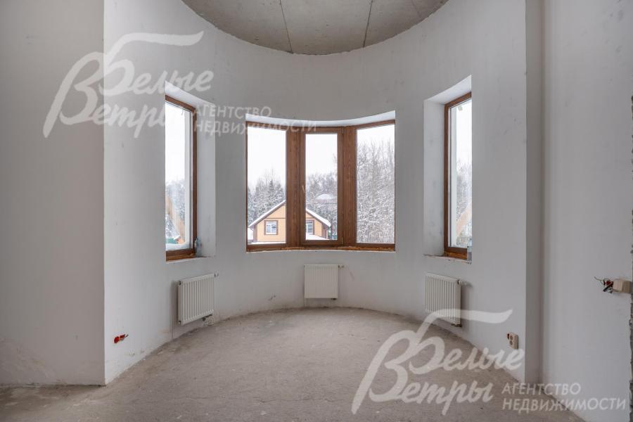 В элегантной планировке – высокие потолки, изящные полукруглые эркеры, множество окон