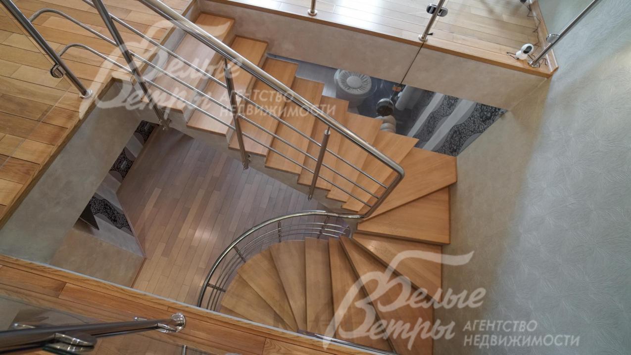 Лестница на монолитном основании отделана инженерной доской (дуб)