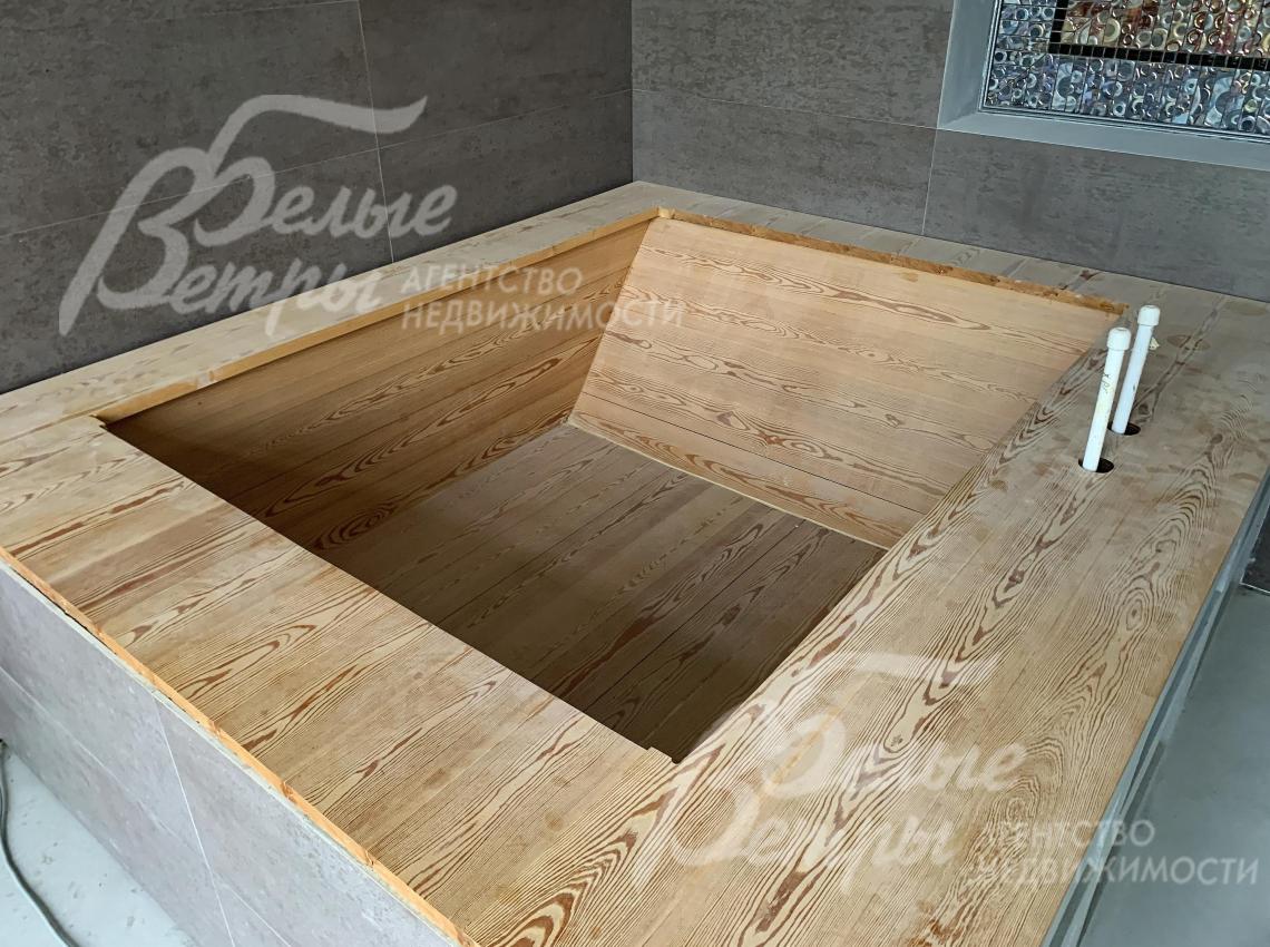 Оригинальная ванна - облицована деревом