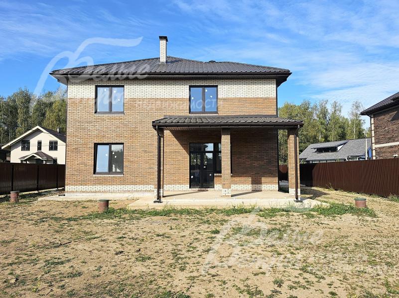 Дом стоит на ровном, подготовленном для оформления ландшафта участке