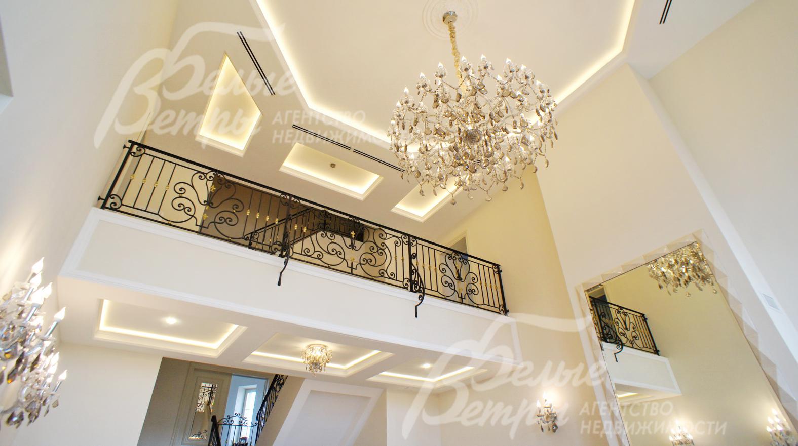 В доме люстры - Asfour из Египета и Италии. Хрусталь разных оттенков и металл хром.