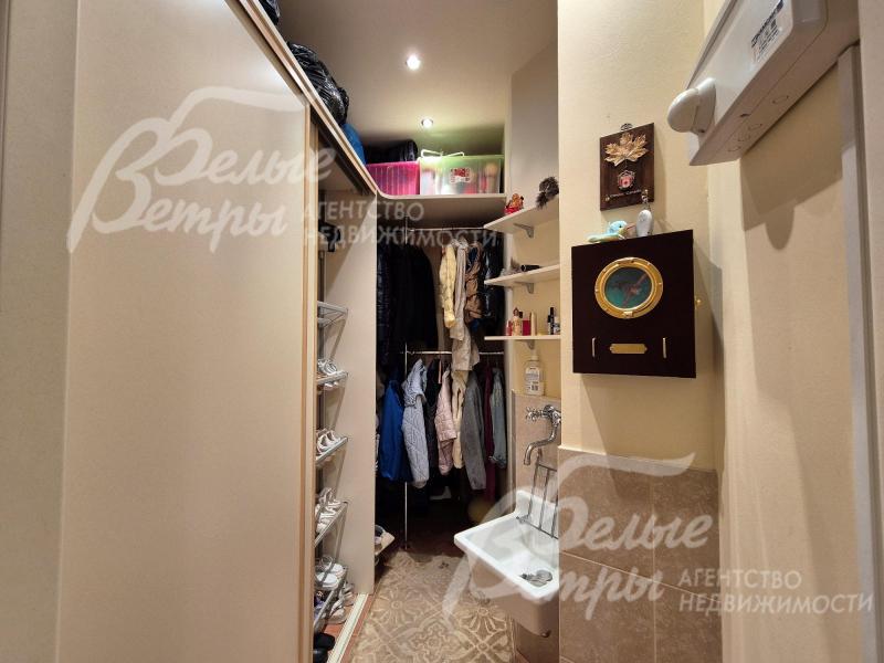 Гардеробная с мойкой в прихожей.