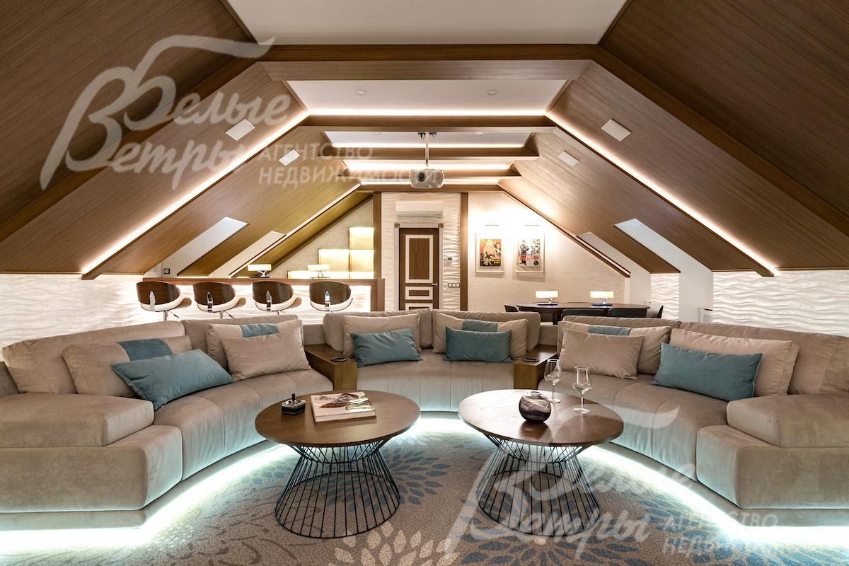 Уникальный кинозал с баром в мансарде