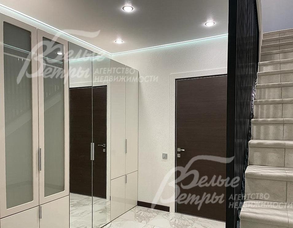 Вход в дом. Общая площадью дома - 460 кв.м. Отделка и меблировка выполнены под ключ