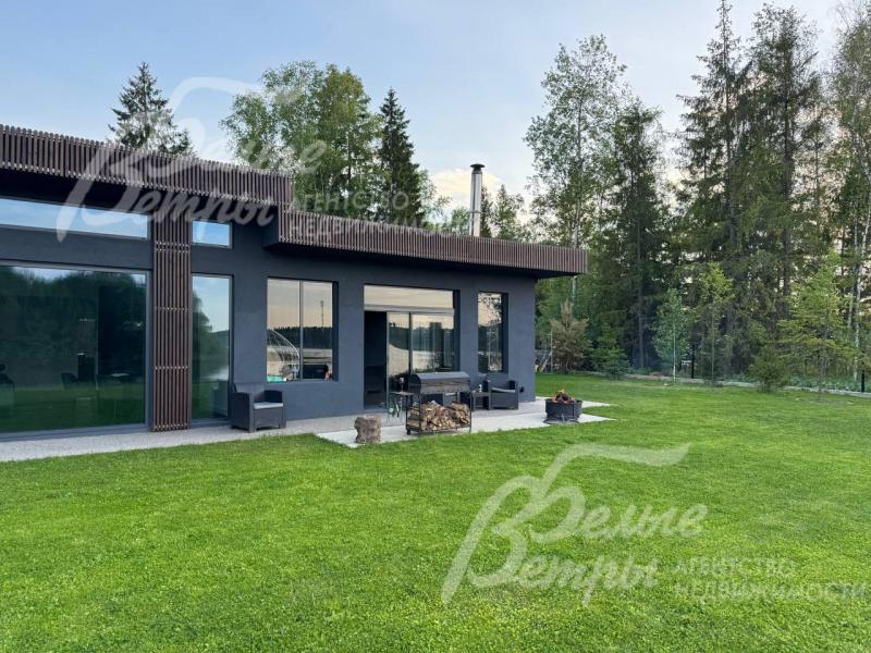 Вид летом - на участке идеальный газон