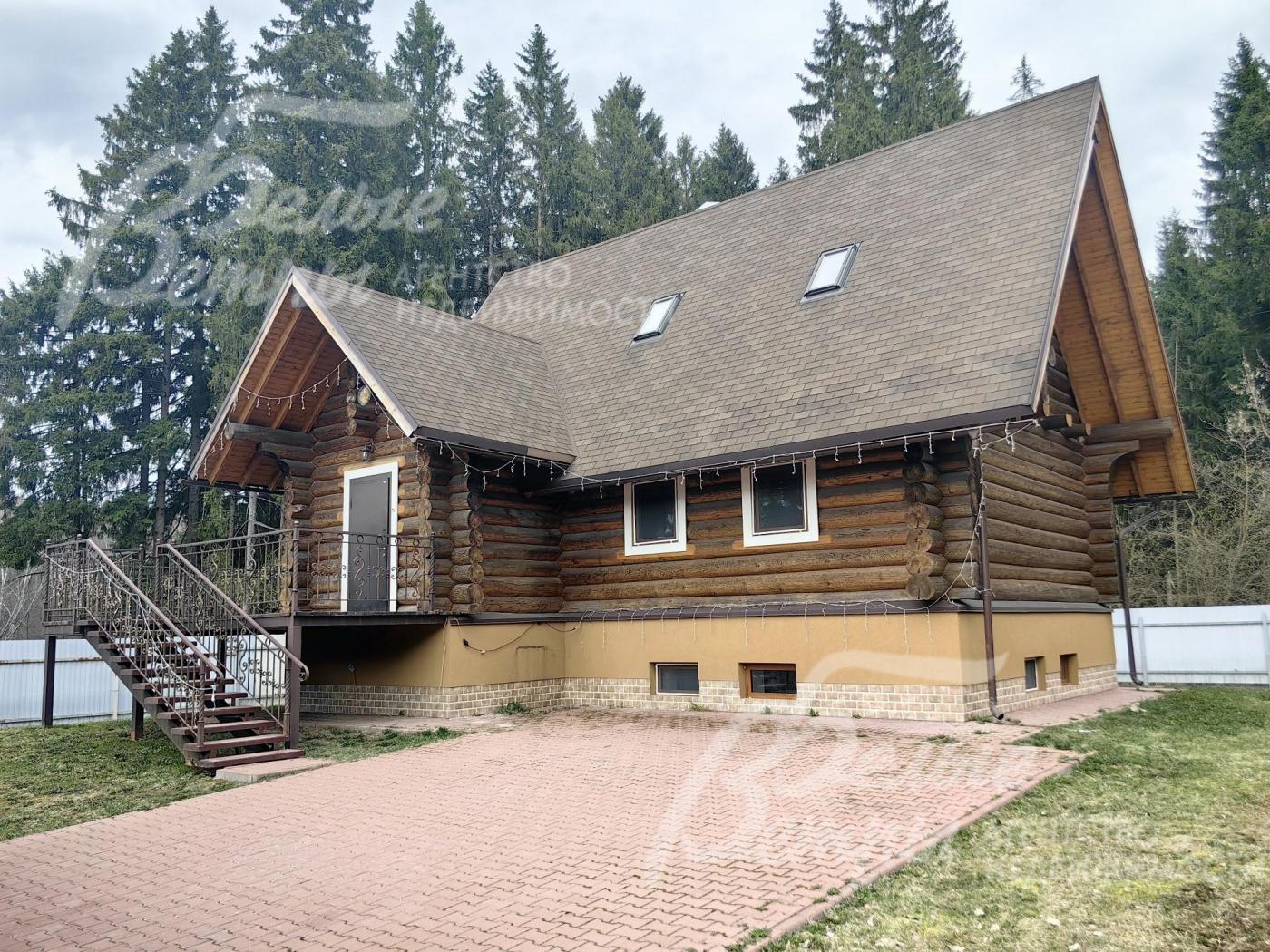 Бревенчатый трехуровневый дом на участке 8 соток. 