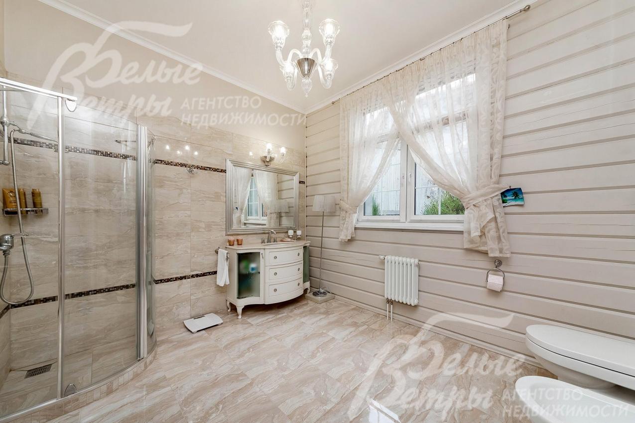 Ванная комната с душем в гостевой спальне на первом этаже