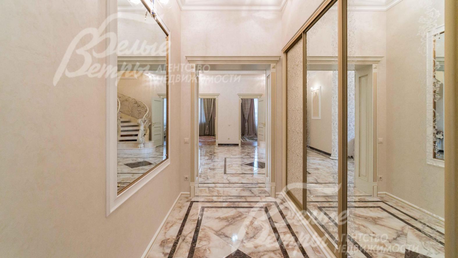 Прихожая с большими зеркалами