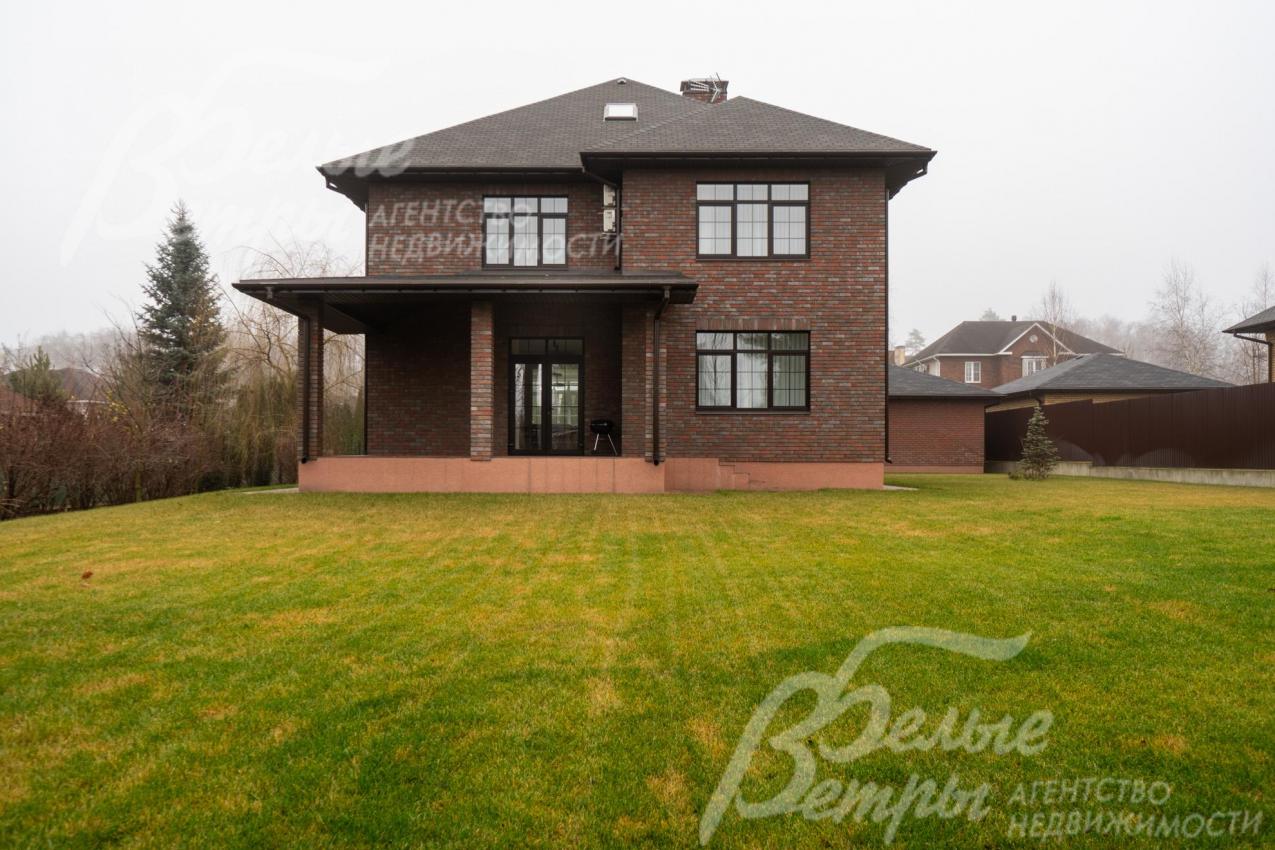 Ровный участок с ухоженным газоном