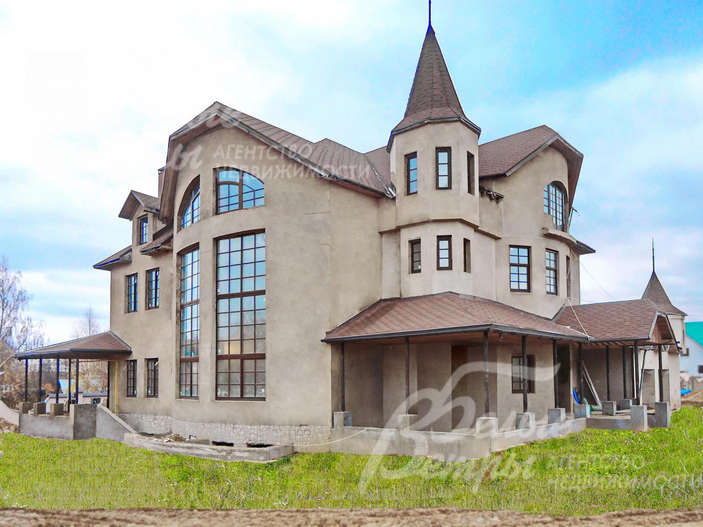 Дом из кирпича в обжитом поселке Дубровка