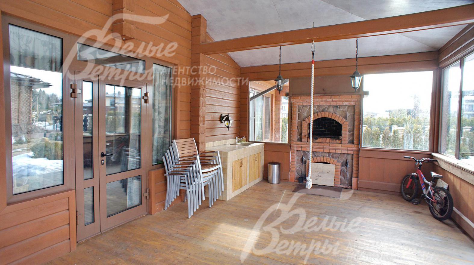 В домике расположены: зона барбекю 25 кв.м с каменным мангалом, мини кухня с мойкой, которые можно использовать даже зимой.