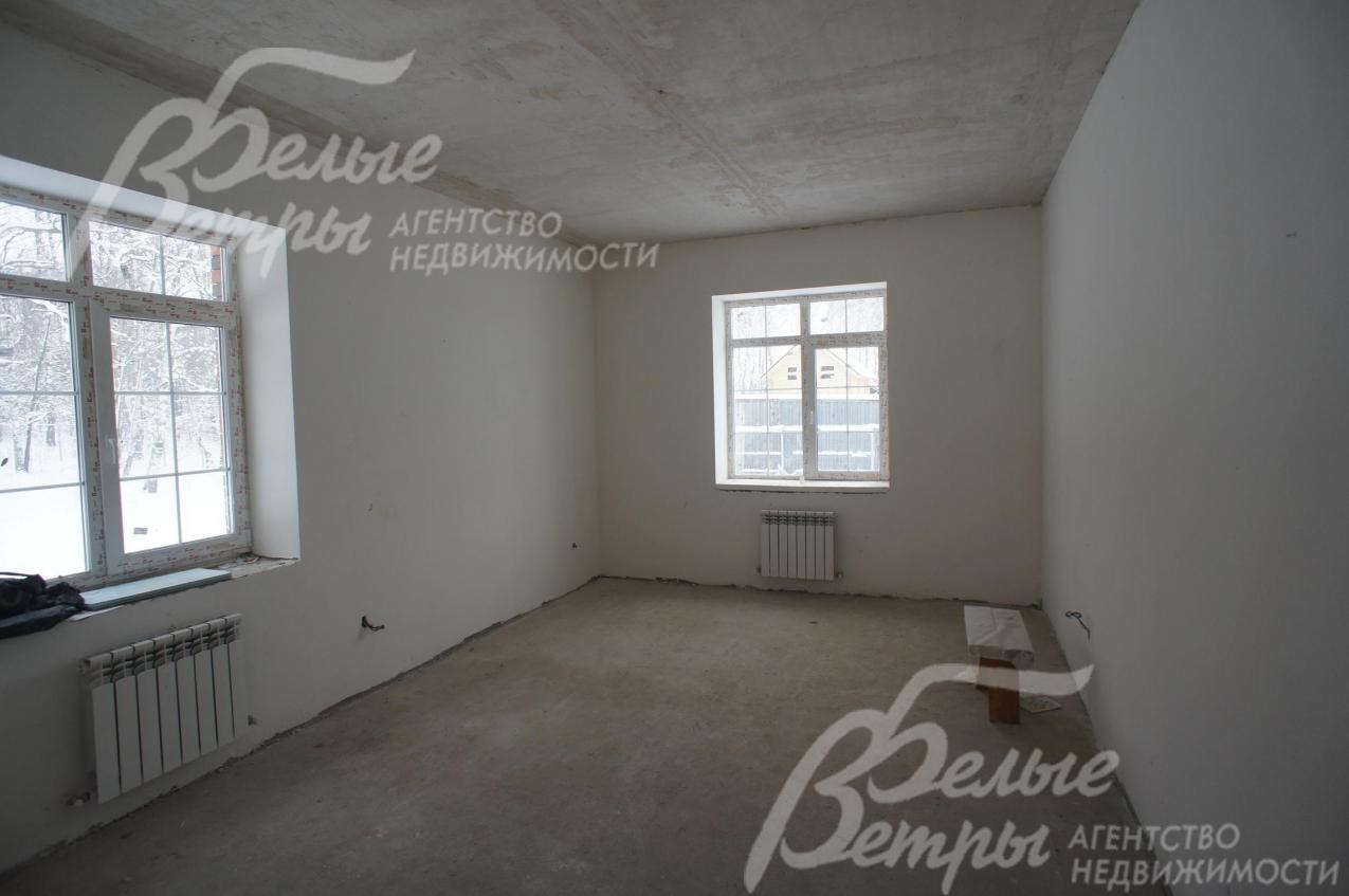 Стены оштукатурены и ошпаклеваны. Установлены 2-х каменрные стеклопакеты с раскладкой