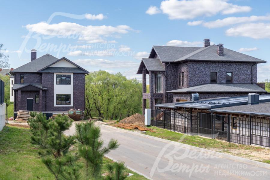 Участок с домом находится на тихой тупиковой улице и граничит с рекой