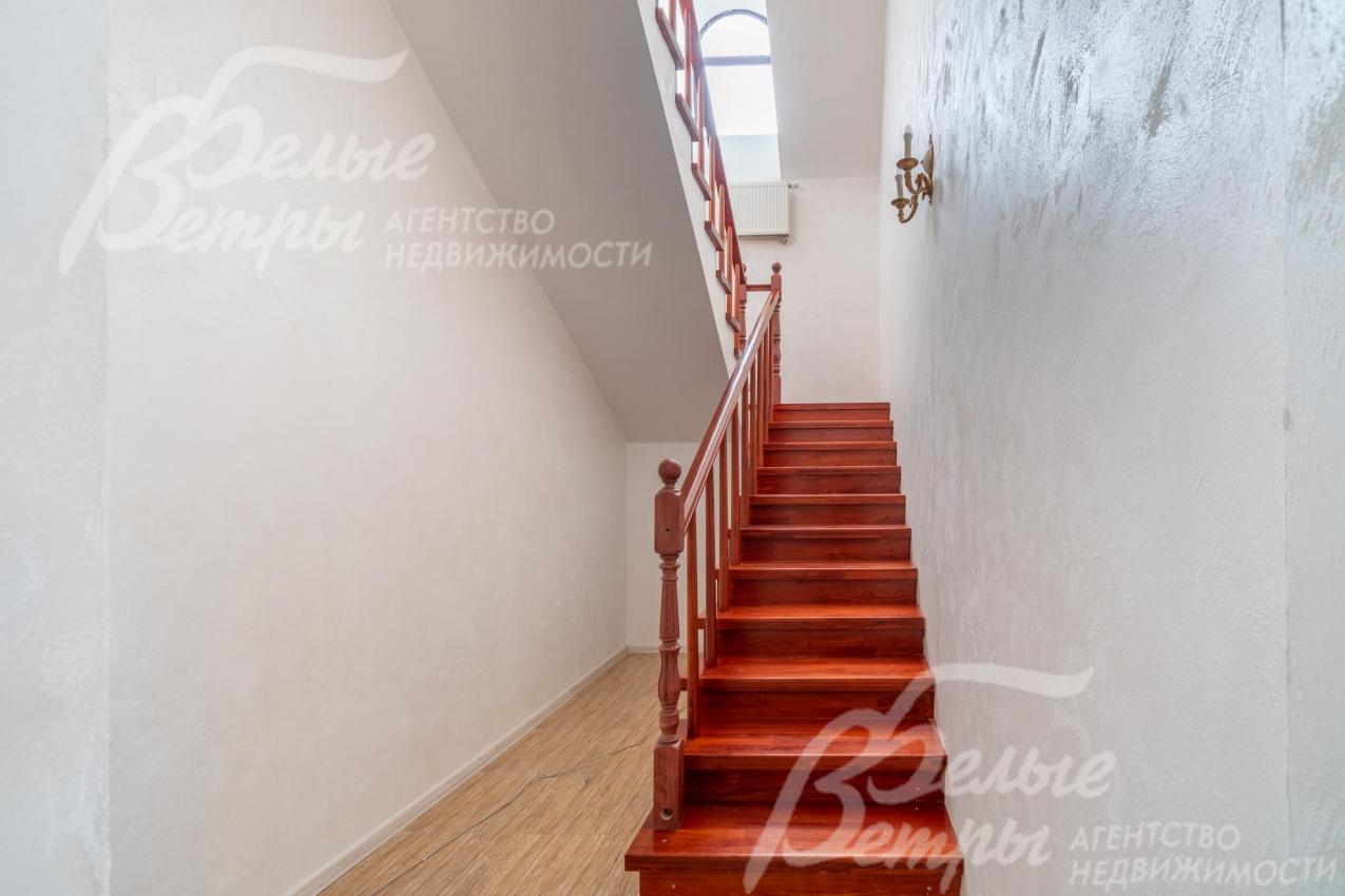 Лестница ведёт на функциональный мансардный этаж, на стенах - венецианская штукатурка