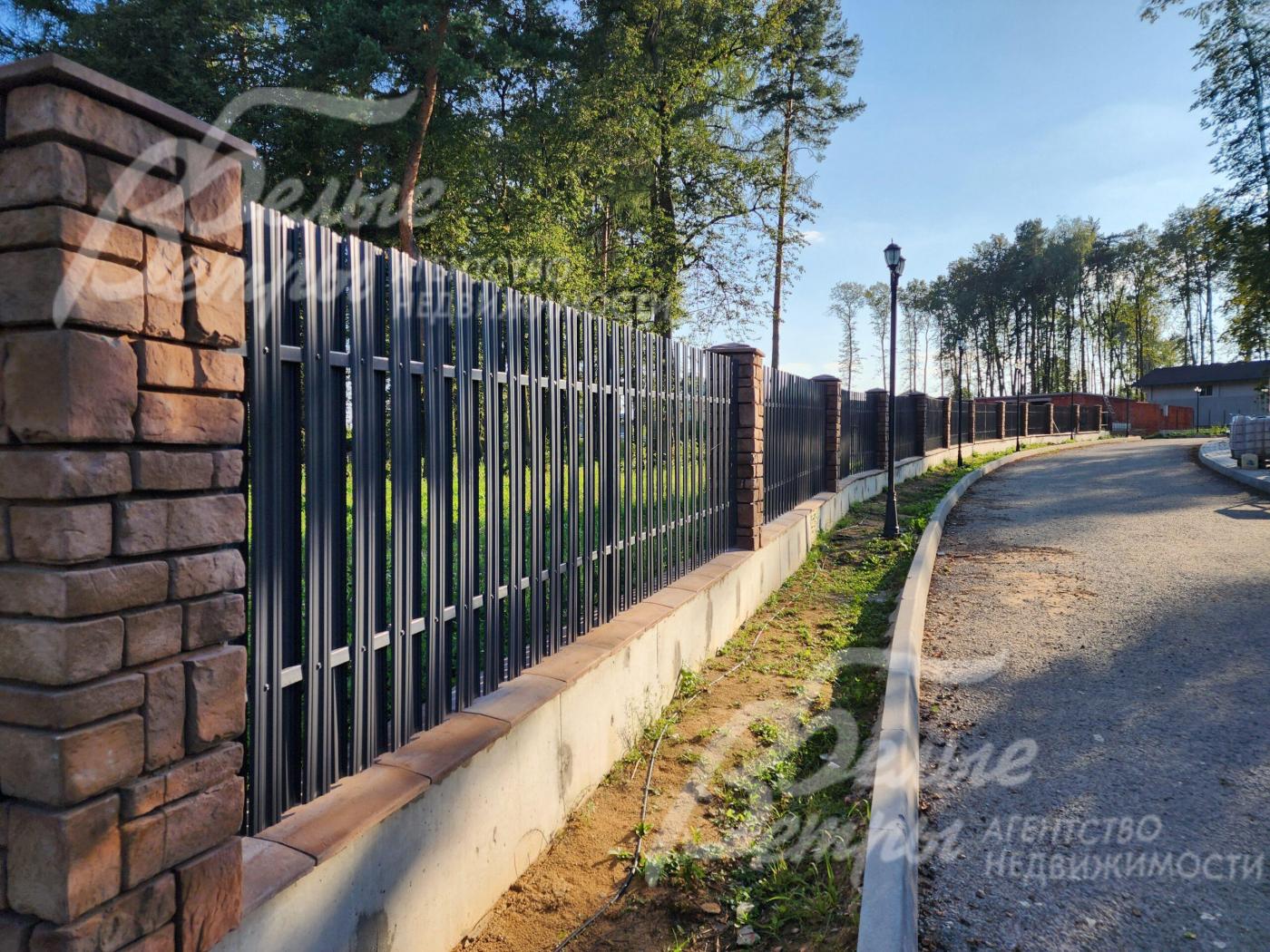 Фасадные заборы в едином стиле и входят в стоимость домовладения