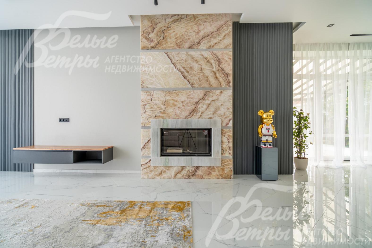 Портал камина отделан итальянским слэбом из оникса с выраженной текстурной структурой