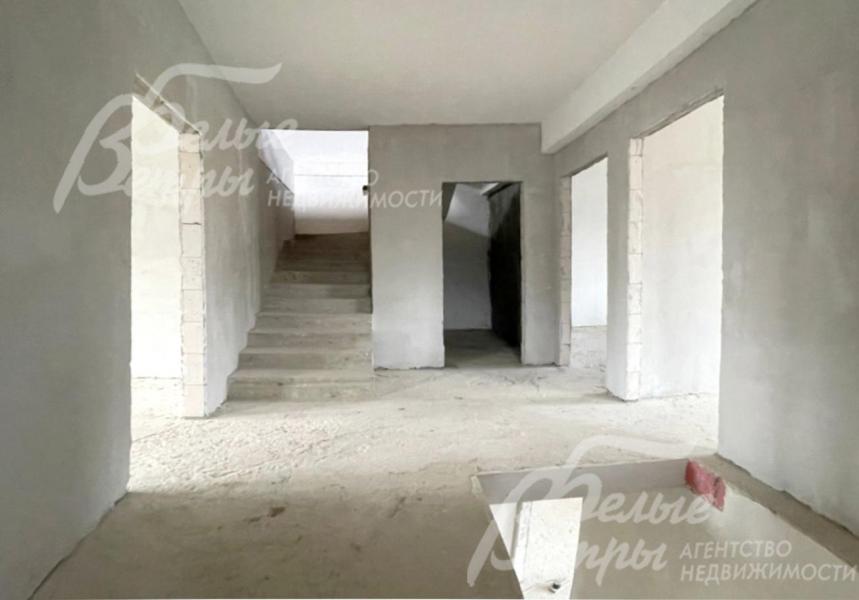 Под подготовлен под отделку: все межкомнатные стены возведены, выполнена черновая стяжка пола