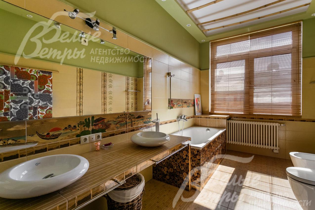 Большой детский санузел с ванной