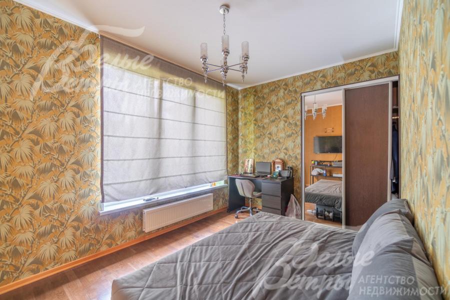 Спальня с большим окном и рабочим местом - полностью меблирована