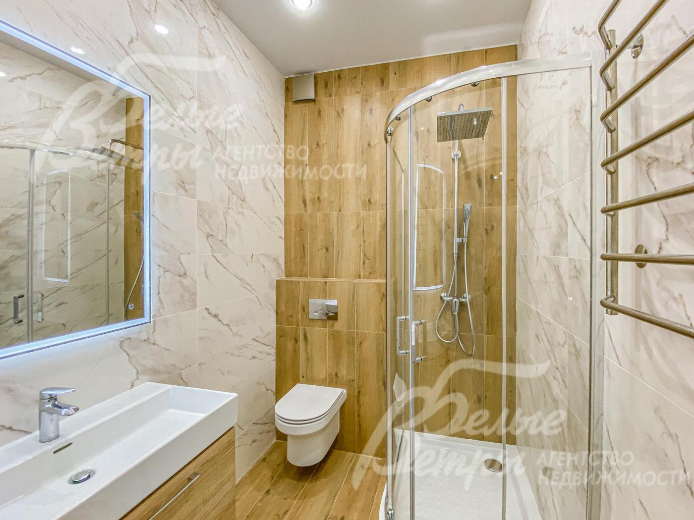 Санузел с душевой на первом этаже