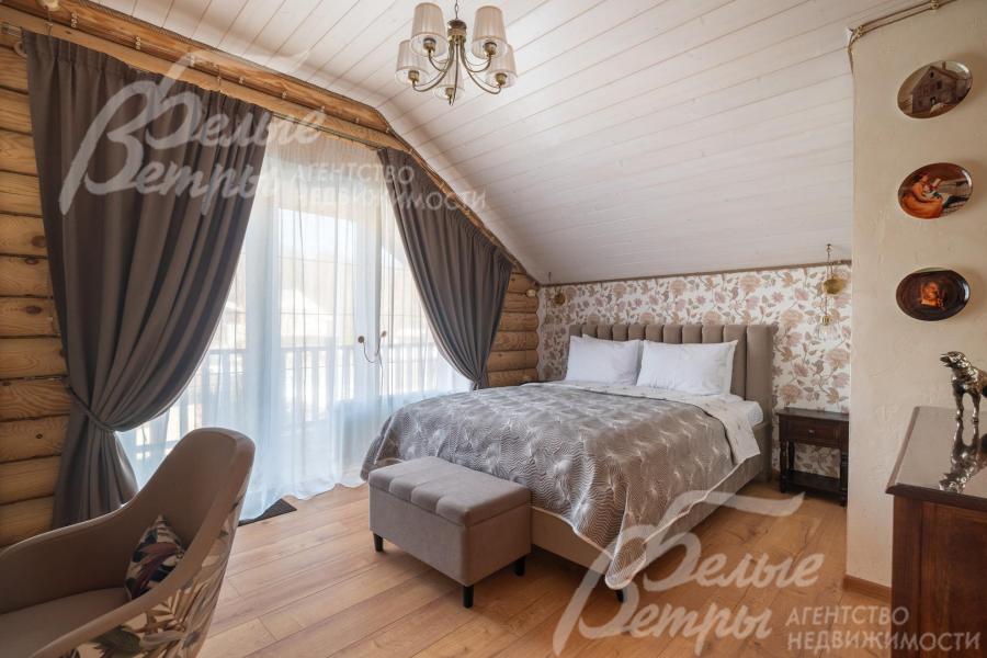 В жилых комнатах на втором этаже - высокие скатные потолки и обилие света