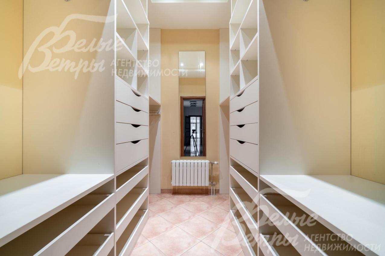 На втором этаже находится гардеробная, оснащённая по двум сторонам удобной системой хранения вещей