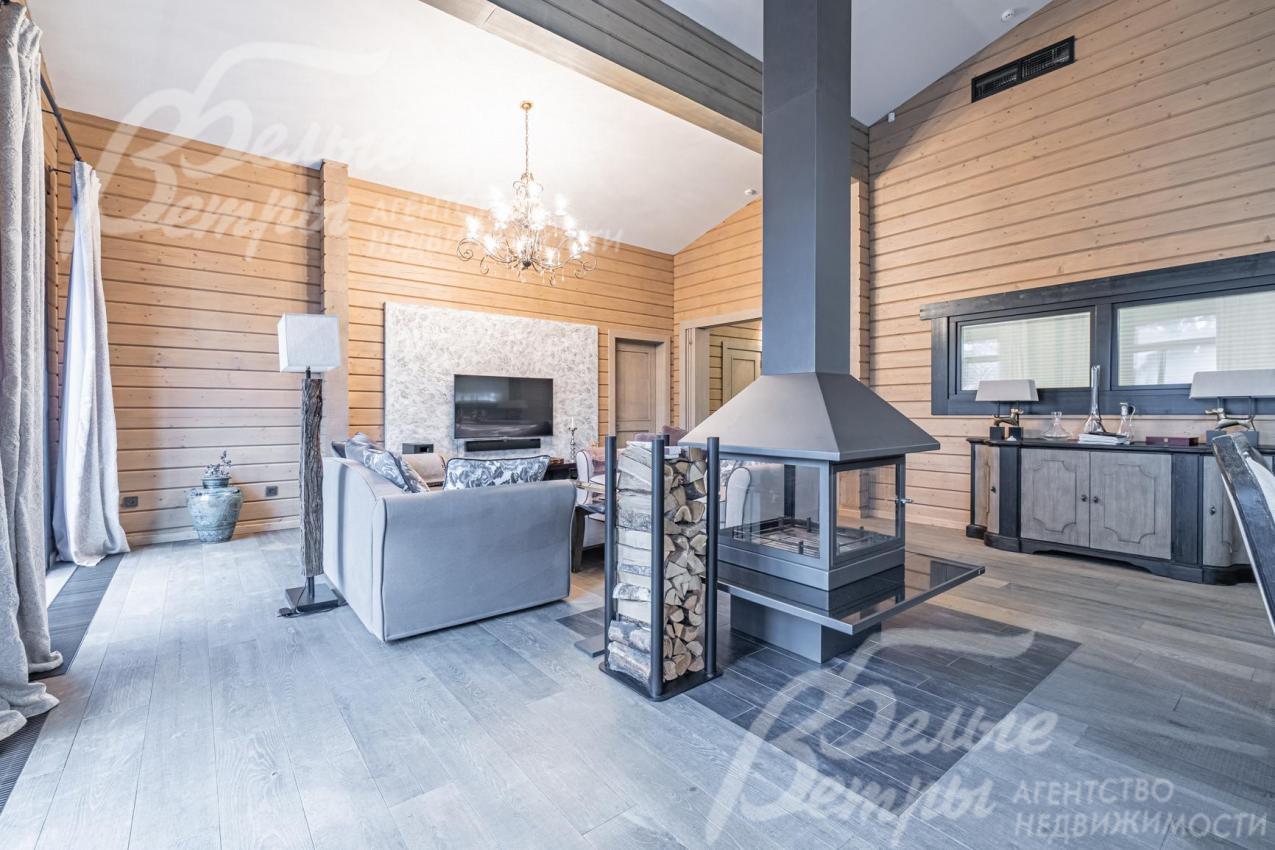 Кухня-столовая-гостиная 70 кв.м с подвесным двухсторонним камином