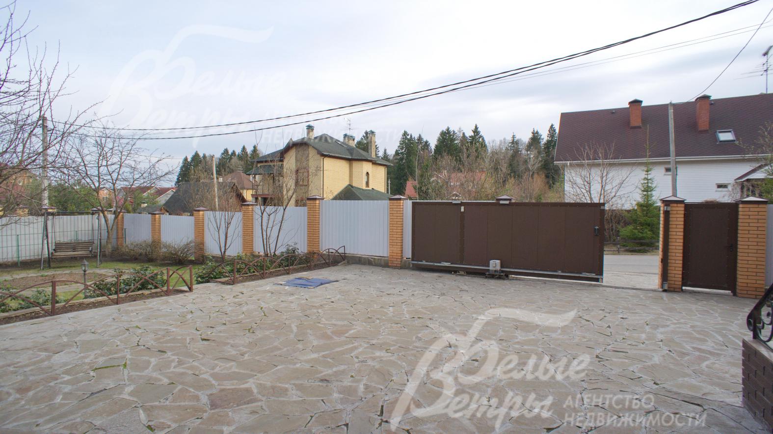 Большая парковка для авто