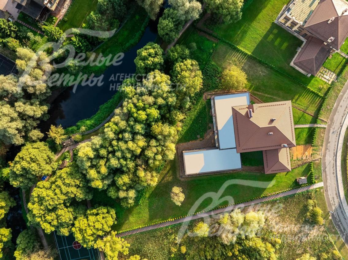 С участка есть выход на набережную реки Десны