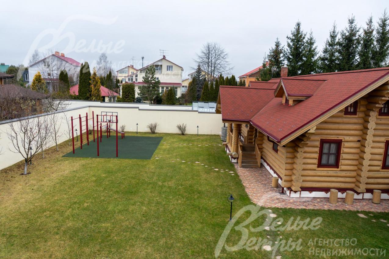 Дом стоит на благоустроенном участке с готовым ландшафтным проектом