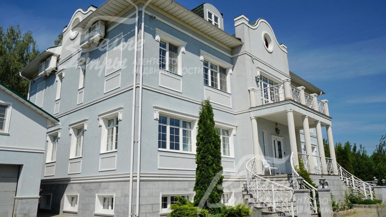 Эффектная широкая двухмаршевая лестница ко входу в дом в стилистике дворянских русских усадеб